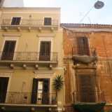 Foto 4. A poca distanza dal primo, ci ritroviamo di nuovo davanti a un palazzo �double face� con una parte color crema rimessa a nuovo e l�altra con i balconi pericolanti 